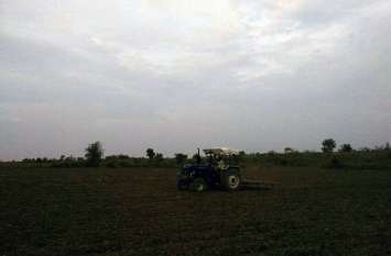 Sale of DAP and Urea fertilizers in the open market Arbitrary निजी दुकानदार किसानों से वसूल रहे सरकारी रेट से ज्यादा दाम, मॉनीटरिंग के नहीं इंतजाम