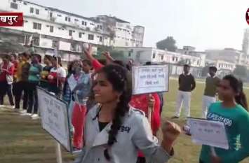 Police mockdrill in Gorakhpur, to chek reactions of SC verdict Video जब अचानक घोड़ा पर सवार होकर पहुंची पुलिस, पुलिस लाइन ग्राउंड में किया लाठीचार्ज, जानिए क्या है मामला