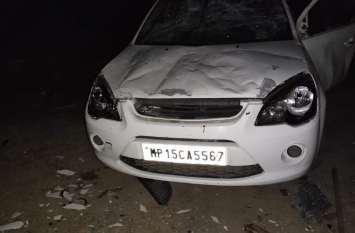 Over a dozen armed men entered the house at night and assaulted रात्रि में घर में घुसकर एक दर्जन से अधिक हथियार बंद लोगों ने की मारपीट