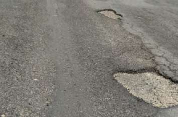 Even after paying toll, people have to travel on pothole road टोल देने के बाद भी लोगों को गड्ढों भरी सड़क पर करना पड़ रहा सफर
