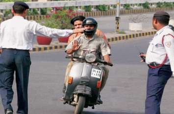Traffic police machine will cut e-challan in Chhattisgarh अब बीच सड़क कैश नहीं ले पाएगी ट्रैफिक पुलिस, मशीन से कटेगा ई-चालान, कैसे...यहां पढि़ए