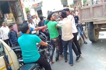 Congress councillor attacked tractor driver in Bemetara कांग्रेसी पार्षद ने ट्रैक्टर चालक का ईंट से सिर फोड़ा, मामला तूल पड़कते देख मौके से हो गया फरार