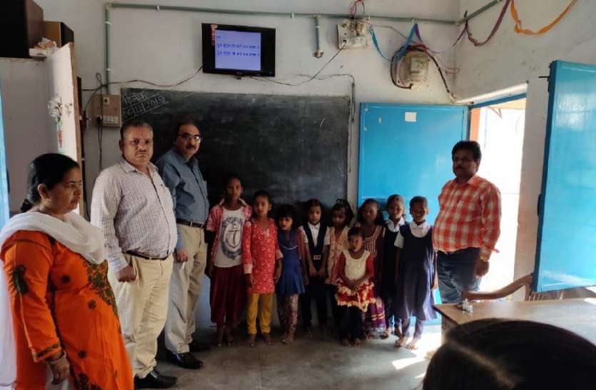 Teacher started smart class by raising funds शिक्षक ने फंड जुटाकर शुरू किया स्मार्ट क्लास, पढऩे आ रही निजी स्कूल की भी छात्राएं