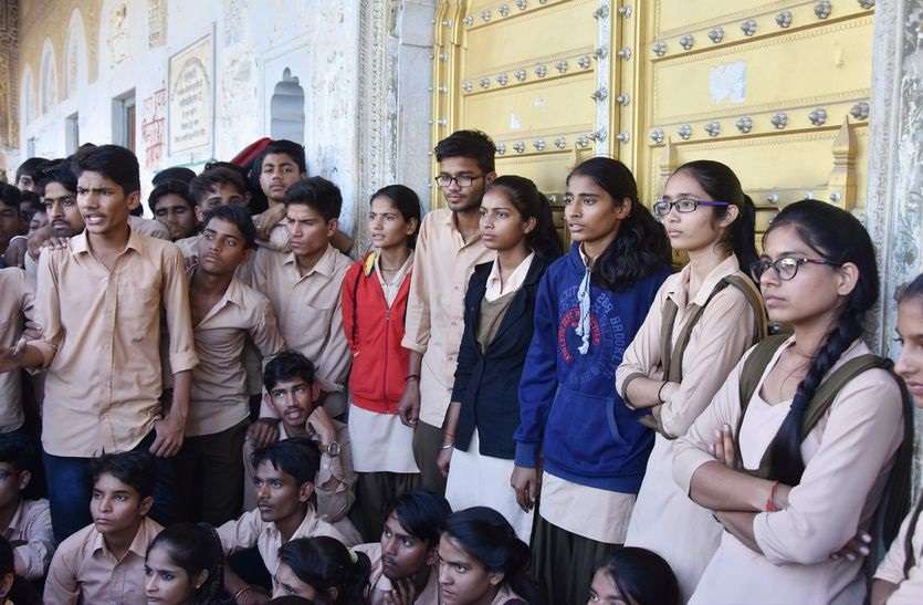 झुंझुनूं के इस कस्बे की राजकीय स्कूल से 15 विद्यार्थी 10 दिन के लिए निलम्बित झुंझुनूं के इस कस्बे की राजकीय स्कूल से 15 विद्यार्थी 10 दिन के लिए निलम्बित