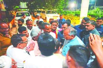 SDM office clerk slapped farmer in Bemetara SDM ऑफिस में किसान को तमाचा जडऩा बाबू को पड़ गया भारी, कलेक्टर ने थमाया ट्रांसफर ऑर्डर