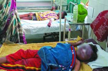 Two children scorched while burning cracker in Bemetara खेल-खेल में पटाखों का मसाला जलाते झुलसे दो सगे भाई, मासूमों की हालत देख चीख उठी मां