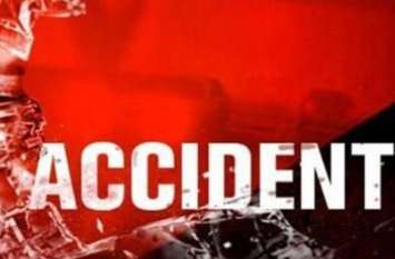 When the bike rider collided, the angry mob broke the school bus बाइक सवार को टक्कर मारी तो आक्रोशित भीड़ ने स्कूली बस को फोड़ा