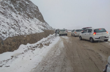 Jammu Kashmir Snowfall: Avalanche Killed Five People कश्मीर में बर्फबारी और हिमस्खलन से आफत, 5 की मौत, सड़कें हुई बंद