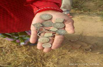 Ancient coins found during excavation in this village of Jhunjhunu झुंझुनूं जिले के इस गांव में खुदाई के दौरान मिले प्राचीन सिक्के