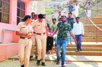 Police is investigating various aspects पहाड़ी की खाई में गिरी किशोरी की मौत
