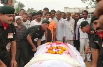 Army Soldier Death Due To Heart Attack सेना के जवान की मौत, दो दिन बाद होनी थी बेटों की शादी, गम में बदल गई खुशियां