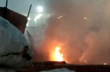 Scorching fire in junk warehouse Firozabad VIDEO: कबाड़ गोदाम में लगी भीषण आग, आस—पास क्षेत्र के लोगों में मच गई अफरा—तफरी