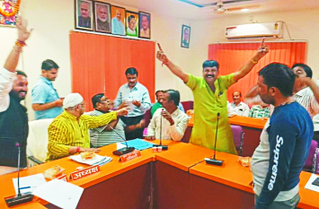 Furore in council meeting in guna Uproar in council meeting