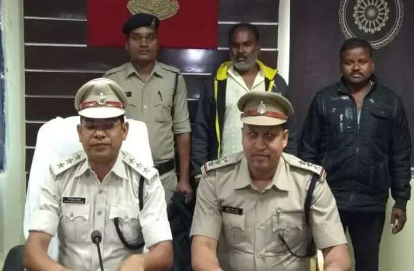हाथी दांत की तस्करी : ग्राहक बनकर पहुंची पुलिस, हाथी दांत के साथ दो तस्कर गिरफ्तार हाथी दांत की तस्करी : ग्राहक बनकर पहुंची पुलिस, हाथी दांत के साथ दो तस्कर गिरफ्तार