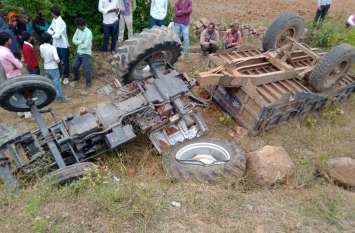 one died in road accident तेज रफ्तार ट्रैक्टर असन्तुलित होकर खाई में गिरने से एक की मौत