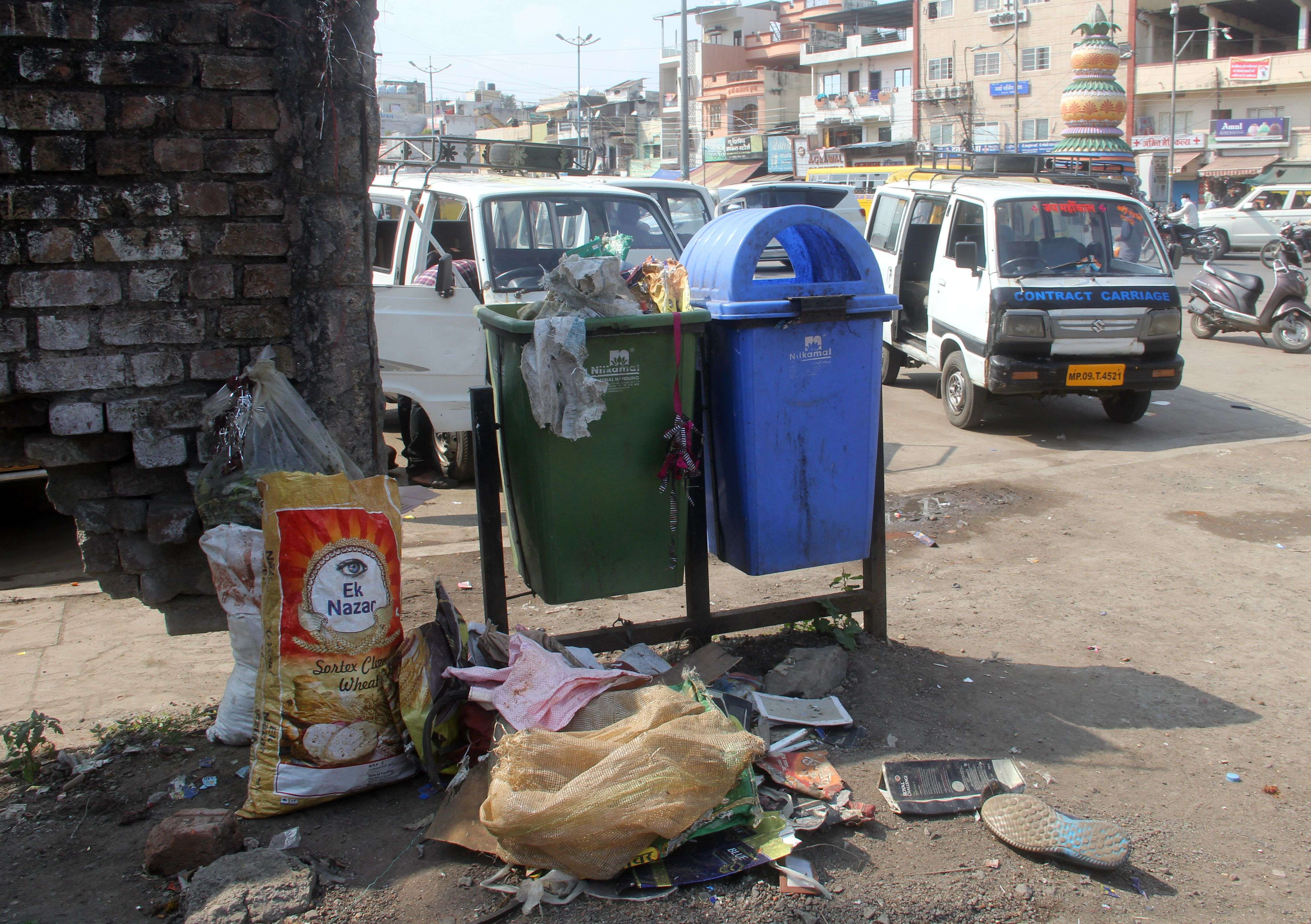 शहर में लोग खाली पड़े ग्राउंड और गली में फेंक रहे कचरा
