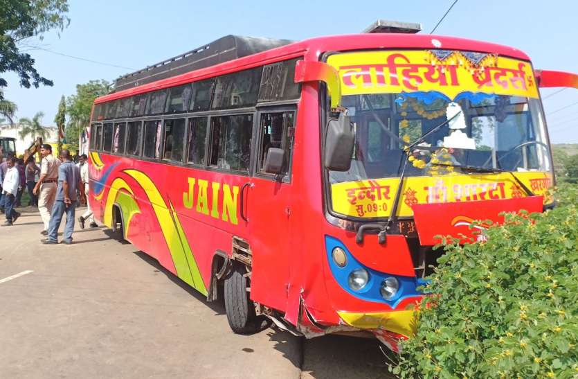 Bus hit the bike in khargone टायर फटने से बस का संतुलन बिगड़ा, बाइक सवार दंपती को मारी टक्कर, तीन घायल