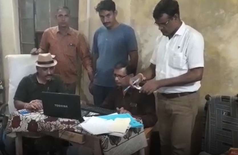 Constable arrested taking bribe Constable arrested taking bribe 5000 पांच हजार की रिश्वत लेते कांस्टेबल को रंगे हाथो किया गिरफ्तार