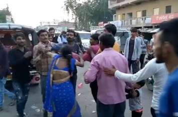 Auto driver live pitai video viral आटो चालक ने महिला से की बदसलूकी, वीडियो में देखें- फिर क्या हुआ ड्राइवर का हाल