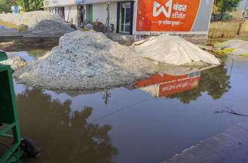 Rain wasted water on aspirations बरसात फेर गया अरमानों पर पानी