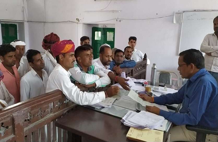 बीसलपुर बांध से पानी छोडऩे पूर्व नहरों की सफाई व मरम्मत के लिए ग्रामीणों ने तहसीलदार को सौंपा ज्ञापन बीसलपुर बांध से पानी छोडऩे पूर्व नहरों की सफाई व मरम्मत के लिए ग्रामीणों ने तहसीलदार को सौंपा ज्ञापन