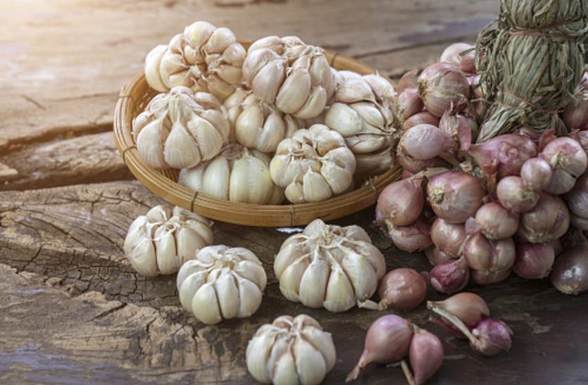 Eating garlic, onion reduces the risk of bowel cancer: Research लहसुन, प्याज खाने से कम हाेता है आंत के कैंसर का खतरा: शोध