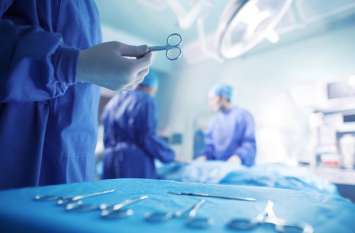 Doctors forget towel and bandages during operation, patient suffers ऑपरेशन कर महिला के पेट में तौलिया और बैंडेज भूल गए थे डॉक्टर्स, ऐसे हुआ खुलासा