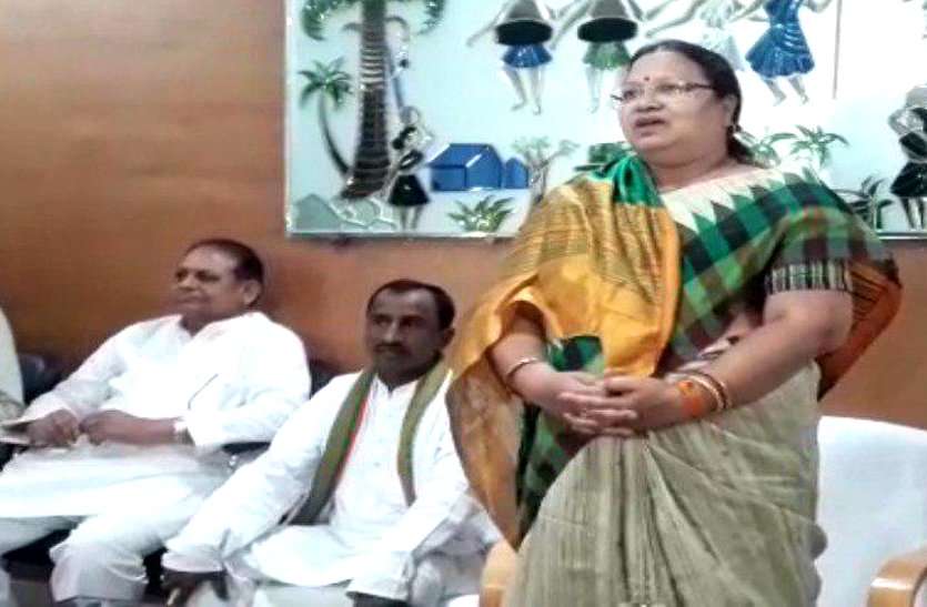 धान खरीदी पर गृहमंत्री ने दिया बड़ा बयान, इधर प्रभारी महिला मंत्री के सामने कांग्रेसियों ने जमकर निकाली भड़ास, Video