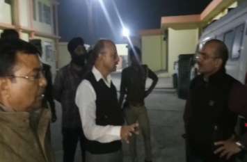 adm sudden inspection in rampur district hospital आधी रात अचानक जिला अस्पताल में पहुंचे 'ये' तो 'नेता' बोलने लगा 'सॉरी सर', देखें वीडियो