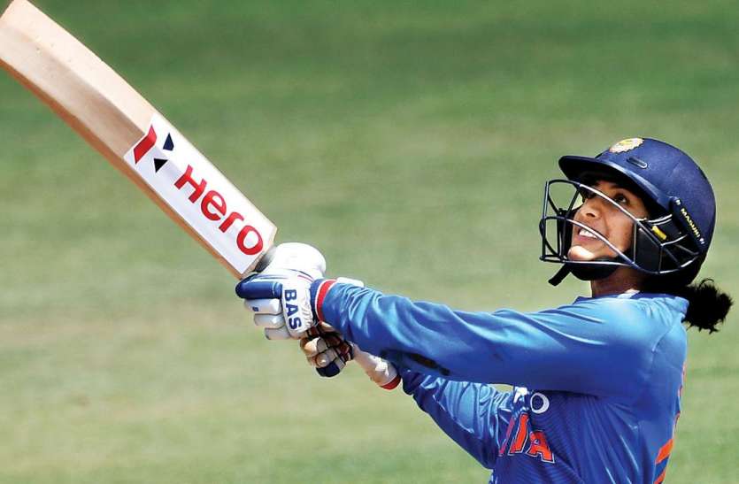 smriti_mandhana.jpg भारत की इस महिला क्रिकेटर ने कर दिखाया वो जो धोनी और विराट भी न कर सके
