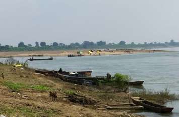Illegal excavation of Narmada sand नर्मदा संगम पर तंबू लगाकर रेत का अवैध उत्खनन