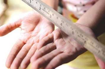 student beaten by teacher for not cleaning utensils and washroom बर्तन साफ करने से मना करने पर शिक्षिका ने की छात्रा की पिटाई, जिलाधिकारी को सौंपा ज्ञापन