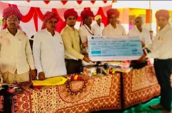 teacher gave Donation of one lakh from salary on retirement नौखरी की तब तक बांटा ज्ञान, सेवानिवृत्ति पर वेतन से दिया एक लाख का दान
