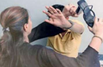Wife breaks husband's eye in rampur पत्नी कर थी फोन पर बात, पति ने पूछा कौन है तो गुस्साई पत्नी ने फोड़ डाली आंख