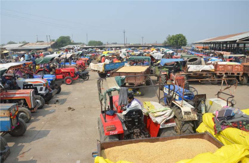 Seeing the mess in the market, the minister was upset, then read what happened मंडी में गंदगी देख बिफर पड़े मंत्री, फिर पढ़िए हुआ क्या