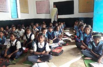 Five classes in the same room एक ही कमरे में लग रही पांच कक्षाएं