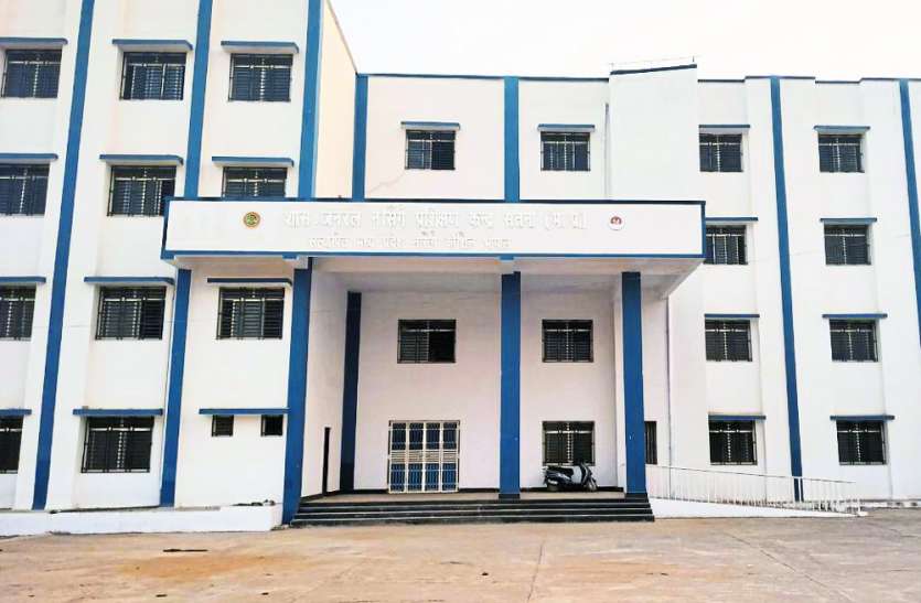 gnm college in satna क्वारंटाइन सेंटर ; नाश्ते में हलुआ और खाने के साथ दिया सलाद