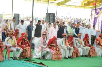 mass marriage conference thanagazi alwar 140 couples wedding conferenc अलवर: विवाह सम्मेलन में एक-दूसरे के हुए 140 जोड़े, CM गहलोत और डिप्टी CM पायलट भी हुए शामिल