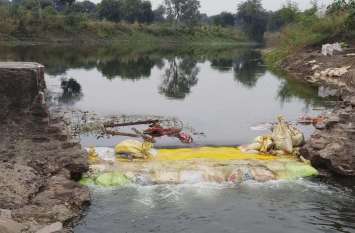 Karthik Purnima bath 3 days later, broken water draining wastewater 3 दिन बाद कार्तिक पूर्णिमा स्नान, तोड़े एनीकट से व्यर्थ बह रहा अथाह पानी