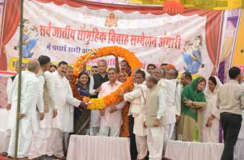 CM Gehlot In mass marriage conference thanagazi alwar 36 कौम के लोगों का साथ विवाह हुआ, यही मेरे यहां आने का मकसद- गहलोत