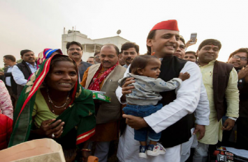 akhilesh yadav demonetization khajanchi child samajwadi party 3 साल का हुआ 'खजांची', अखिलेश ही नहीं पूरी समाजवादी पार्टी मुरीद है इस बच्चे की...
