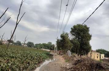 Somewhere the transformers are swinging on the ground and the electric कहीं जमीन पर ट्रांसफार्मर तो कहीं झूल रहे हैं बिजली के तार