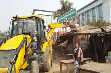 Action taken against encroachment for first time in Saifai सैफई में पहली बार गरजा महावली, 200 से अधिक अवैध अतिक्रमण किया गया ध्वस्त, मचा हड़कम्प