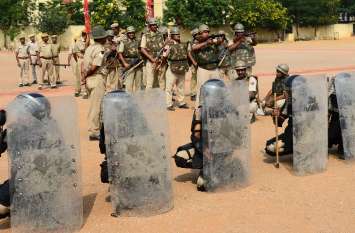 practiced to deal with rioters in Reserve Police Line जयपुर ,पुलिस जवानो ने रिजर्व पुलिस लाइन में दंगाइयों से निपटने के लिए अभ्यास किया