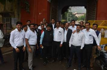 Lawyers VS Police In Alwar : Lawyers Work Suspend In Alwar Court अलवर में पुलिस और वकीलों के विवाद के बाद वकीलों ने किया कार्य बहिष्कार, राजस्थान बार काउंसिल के चेयरमैन पहुंचे अलवर