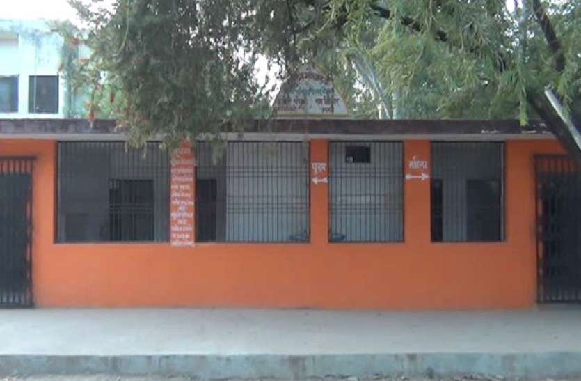hamirpura-69-1573204778-412683-khaskhabar.jpg केसर रंग में रंगा था शौचालय, जनता मंदिर समझ करने लगी पूजा-पाठ