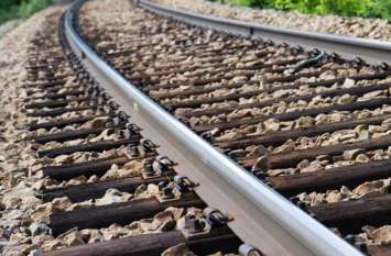 Young man's hand cut from goods train, then death मालगाड़ी के नीचे से निकलते युवक का हाथ कटा, मौत