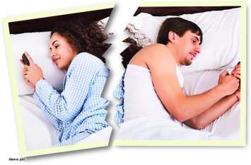 70 percent quarrel between husband wife because mobile phone internet तेरे-मेरे बीच में आया मोबाइल, पति - पत्नी के बीच डाल रहा दरार