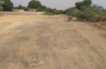 Crash-hit route, driver upset खस्ताहाल बूगांव मार्ग, वाहनचालक परेशान