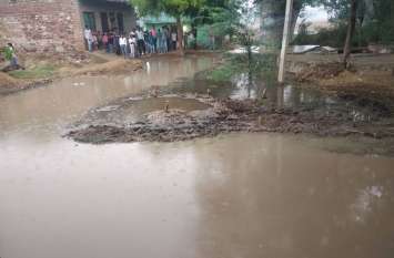 Took out the cow that fell in the well कुएं में गिरी गाय को बाहर निकाला